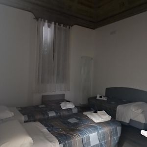 Camera tripla